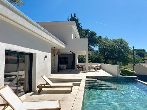 Cette villa dispose d'une piscine et d'une terrasse. dans l'établissement Villa Ambre, à Le Rouret