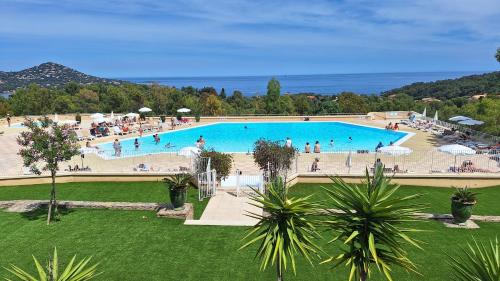 une grande piscine avec des gens dans un complexe hôtelier dans l'établissement CAP SOLEIL J4 appt 124, à Saint-Raphaël