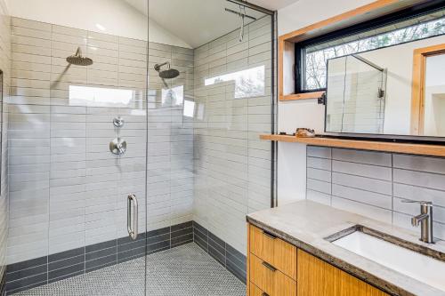 Bilik mandi di Walk to River 6-Acre Ranch Retreat in Salida!