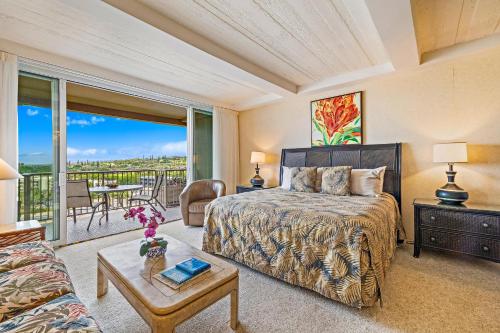 une chambre avec un lit et un balcon dans l'établissement Whaler #1018 Ocean View, à Lahaina