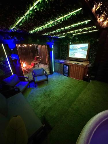 Ένα ή περισσότερα κρεβάτια σε δωμάτιο στο Woodland Escapes Glamping - Utopia