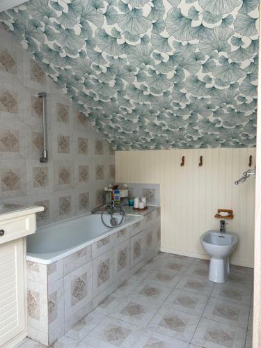 une salle de bain avec baignoire et toilettes dans l'établissement chambre privé dans un duplex, à Clichy