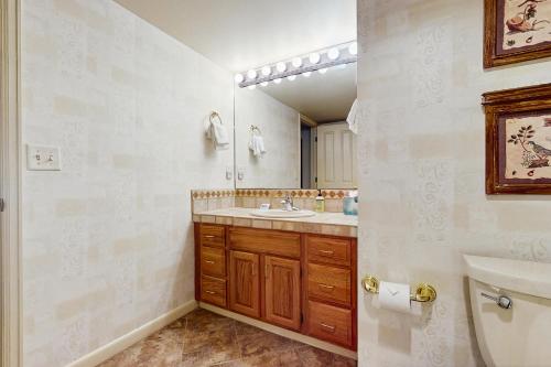 un baño con lavabo y espejo en Torian Plum Plaza 403, en Steamboat Springs