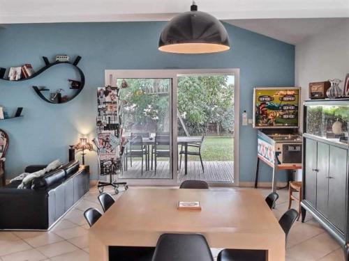 un salon avec un canapé et une table dans l'établissement Maison d'Alex, à Bon-Encontre
