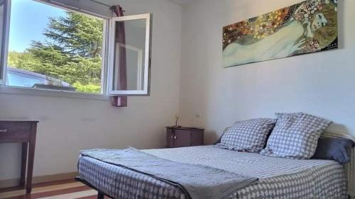 une chambre avec un lit et une fenêtre dans l'établissement Maison d'Alex, à Bon-Encontre