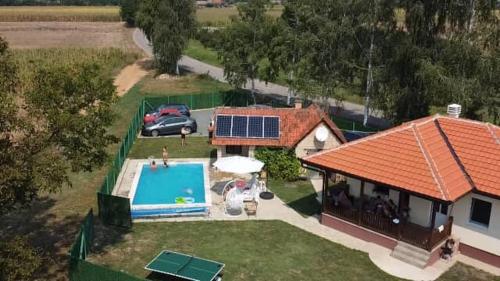 Bazén v ubytování Kuća Pod Brezama nebo v jeho okolí