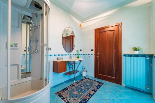 Koupelna v ubytování Luxury Villa with Swimming Pool - Free Parking & WiFi