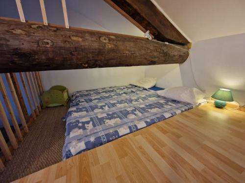 - une petite chambre avec un lit et une lampe dans l'établissement Duplex avec jardin et grande terrasse 8 personnes, à Campagnan