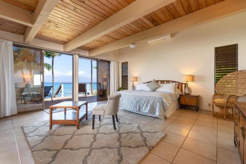 een slaapkamer met een bed en uitzicht op de oceaan bij Spectacular Oceanfront Home - Honu Hale in Kahana