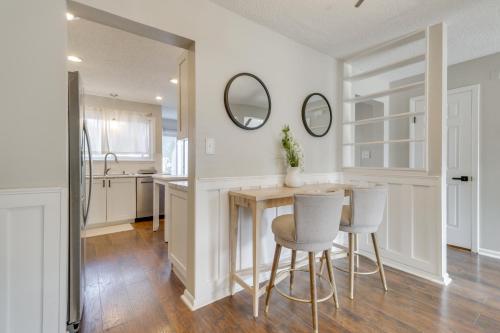 Fotografie z fotogalerie ubytování Pool Access Family-Friendly Virginia Beach Home! v destinaci Virginia Beach