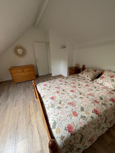una camera con letto, cassettiera e cassettone di maison en bord de Sarthe a Juigné-sur-Sarthe
