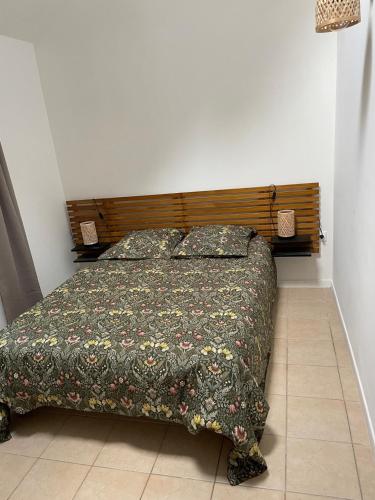 une chambre avec un lit avec une couette dessus dans l'établissement maison en bord de Sarthe, à Juigné-sur-Sarthe