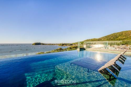 ein Swimmingpool mit Blick auf das Meer in der Unterkunft Estúdios em Prédio Beira-Mar, prox. ao beto Carreiro no Penha Spot - PSOB in Gravata
