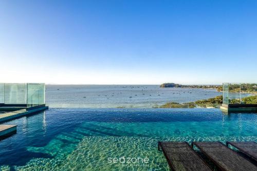 ein Swimmingpool mit Blick auf das Meer in der Unterkunft Estúdios em Prédio Beira-Mar, prox. ao beto Carreiro no Penha Spot - PSOB in Gravata