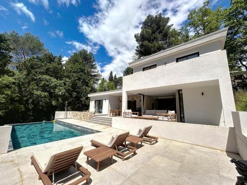une villa avec piscine et une maison dans l'établissement Villa Manon, à Le Rouret
