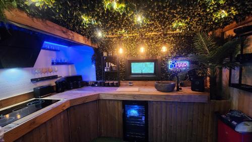 Η κουζίνα ή μικρή κουζίνα στο Woodland Escapes Glamping - Utopia