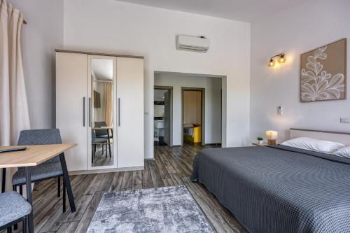 Postel nebo postele na pokoji v ubytování Villa Kontesici 14