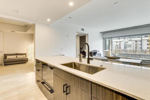 Φωτογραφία από το άλμπουμ του Modern Sarasota Condo with Pool Walk to Water! σε Σεϊρασότα