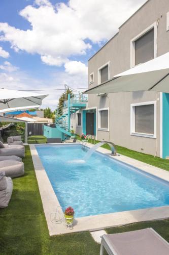 una piscina nel cortile di una casa di STREET 90 Luxury Apartment a Keramotí