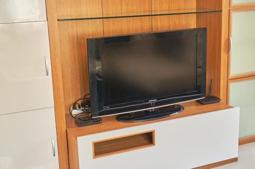 Μια τηλεόραση ή/και κέντρο ψυχαγωγίας στο Apartman Sveti Stefan