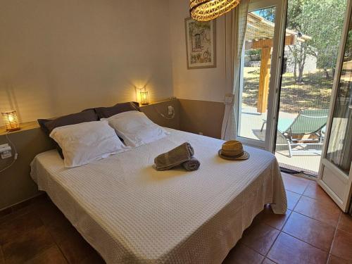 - une chambre avec un lit doté de 2 chapeaux et de serviettes dans l'établissement Casa Parmentile, à Bonifacio