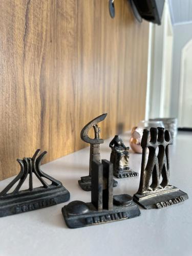 a group of black objects sitting on top of a counter at Linda e Ampla Casa Inteira Próxima ao Centro de Criciúma in Criciúma