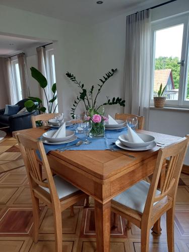 a wooden table with chairs and a dining room at Grünes Glück - Ferienidyll in Creglingen am Stutz in Creglingen