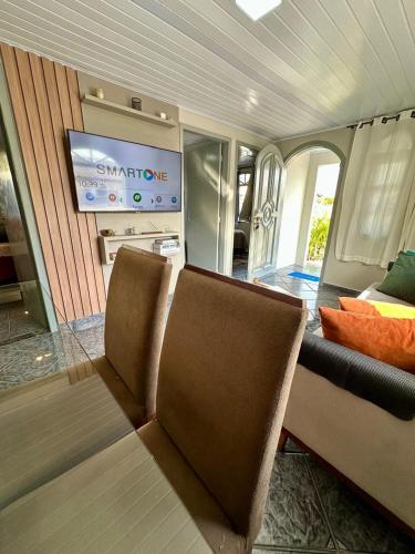 a train car with two chairs and a television at Linda e Ampla Casa Inteira Próxima ao Centro de Criciúma in Criciúma