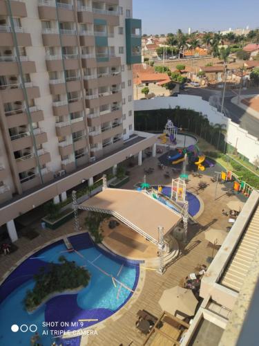 Enjoy Olimpia Park Resorts ! في أوليمبيا: منظر علوي لحوض سباحة في منتجع