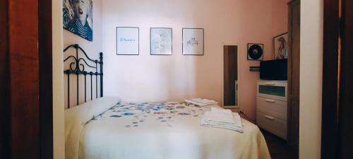 a bedroom with a bed with flowers on it at casa Fontana in Capaci