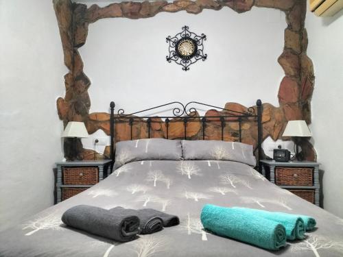 una camera da letto con un letto con due asciugamani sopra di FINCA RIODIEL a Gibraleón