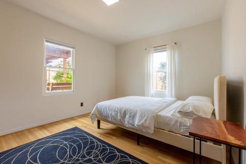 Katil atau katil-katil dalam bilik di Charming Modern House With Botanic Garden