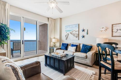 een woonkamer met een bank en een tafel bij Sunrise Beach 906 -Beachfront Condo in Panama City Beach