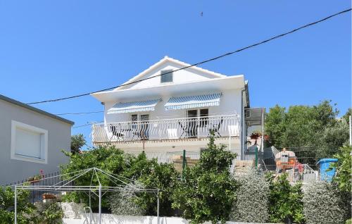 2 Bedroom Amazing Apartment In Gustirna