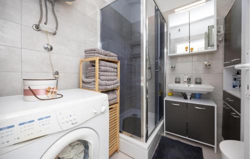 Ένα μπάνιο στο 2 Bedroom Amazing Apartment In Gustirna