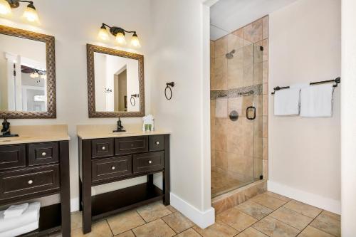 フレデリックスバーグにあるMain Street Retreat #17 - On Main, King Bed, Shared Hot Tub and Poolの洗面台とシャワー付きのバスルーム