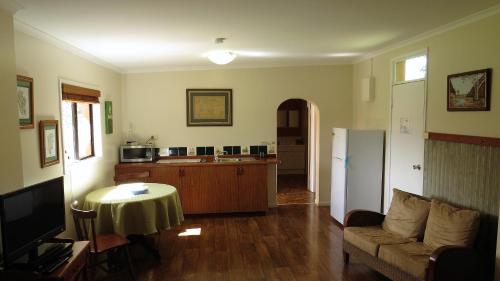 
A kitchen or kitchenette at Gumtree on Gillies Bed and Breakfast
