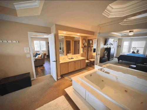 een grote badkamer met een bad en een grote spiegel bij Lakeview Lake Ozark Condo 2bd2bapool-sleeps 7pp in Lake Ozark
