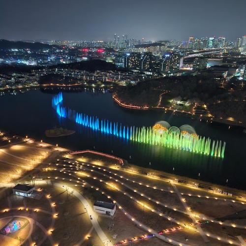 a river with lights in the water at night at 동탄호수뷰하버 룸3 in Hwaseong