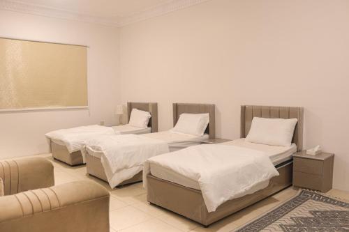 Postel nebo postele na pokoji v ubytování Nozol Sara residence - نزل ساره