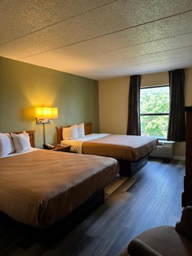 Postel nebo postele na pokoji v ubytování Emerald Inn