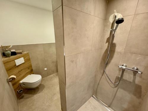 a shower stall in a bathroom with a toilet at Pretti Apartments - Neu, 75m2, Ruhig, Zentral & Geräumig in Bamberg