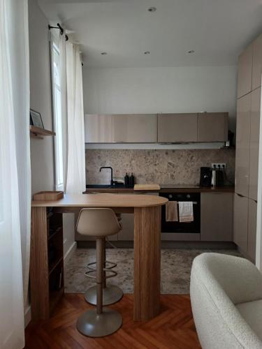 - une cuisine avec une table en bois et un évier dans l'établissement Studio Centre-Ville Nice, à Nice