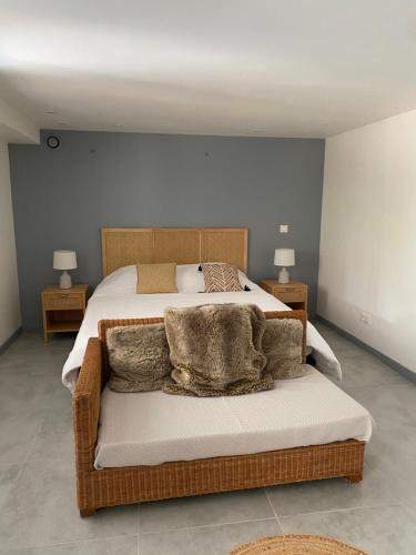 - une chambre dotée d'un grand lit avec des couvertures et des oreillers dans l'établissement Escapade en couple piscine privée, à Nages-et-Solorgues