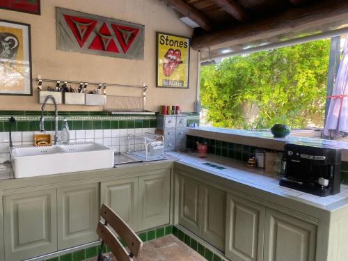 une cuisine avec un évier et un plan de travail dans l'établissement Escapade en couple piscine privée, à Nages-et-Solorgues