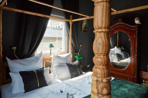 a bedroom with a four poster bed and a mirror at Little Wizard Apartment Hamburg - bis 4 Personen - 44 qm - kostenloser Parkplatz in Hamburg