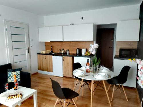 Kuchyň nebo kuchyňský kout v ubytování APARTAMENT CHEŁMSKO - rowery gratis