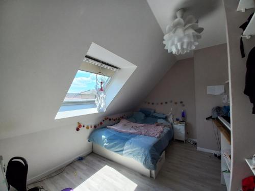 une petite chambre avec un lit et une fenêtre dans l'établissement Magnifique maison contemporaine piscine chauffée, à Crozon