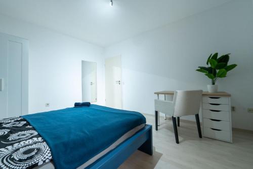 Giường trong phòng chung tại Helle, zentrale 4-Zimmer-Wohnung