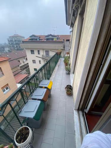 un balcone con una fila di servizi igienici su un edificio di Camera Pero con bagno in comune a Pero
